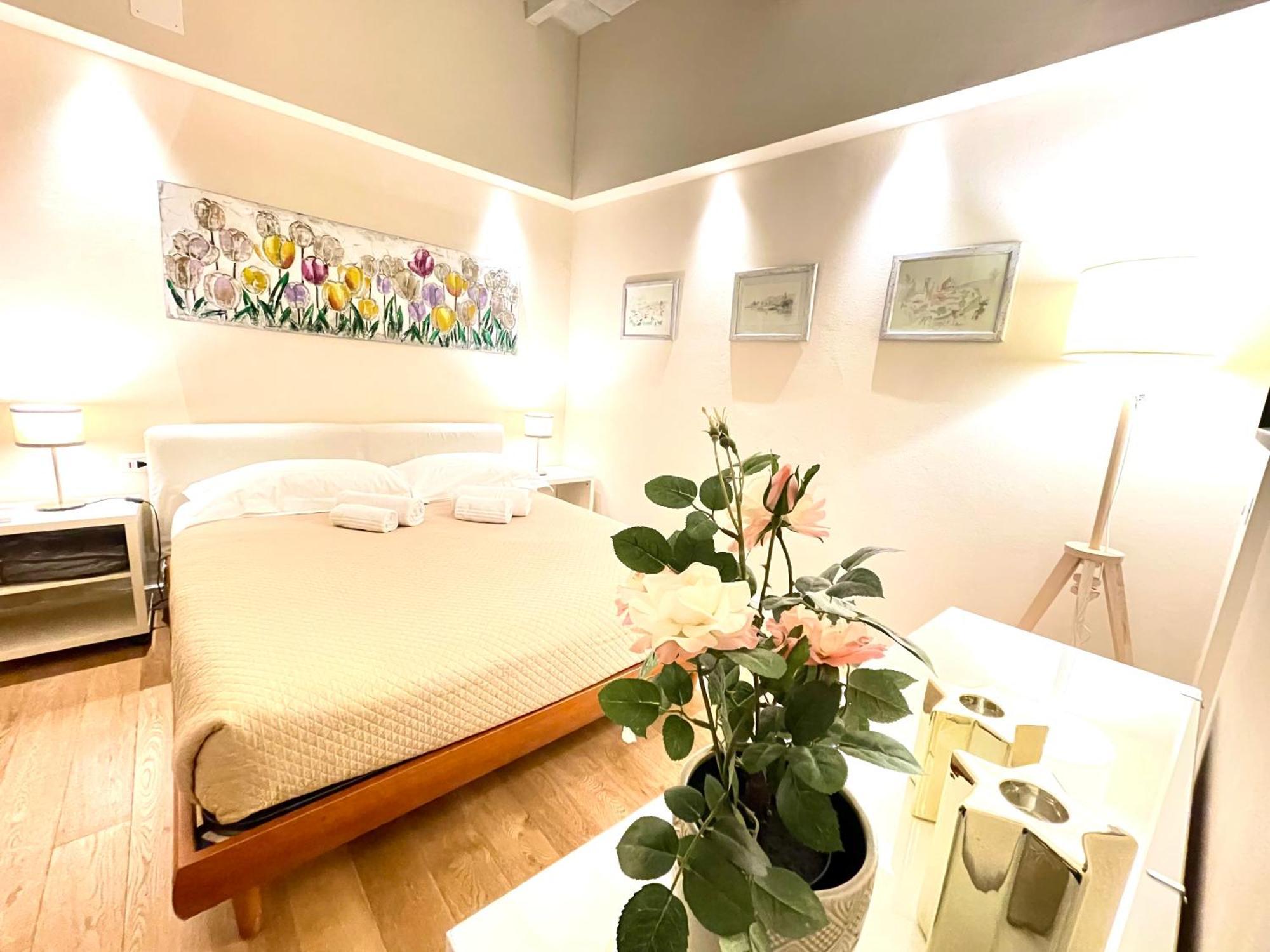Апартаменты Cozy Santa Maria Novella Uffizi Duomo 2Beds-2Baths Флоренция Экстерьер фото